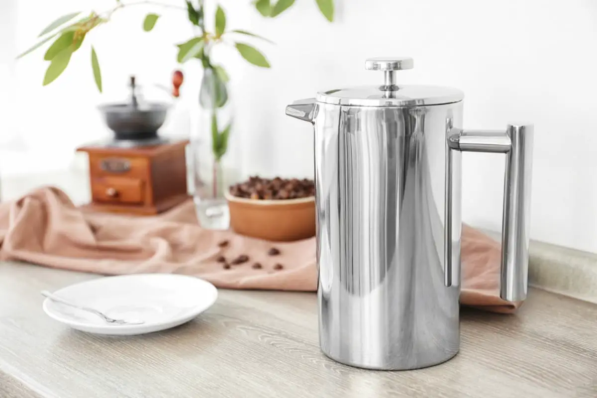 Percolator ngồi trên bàn ăn sáng